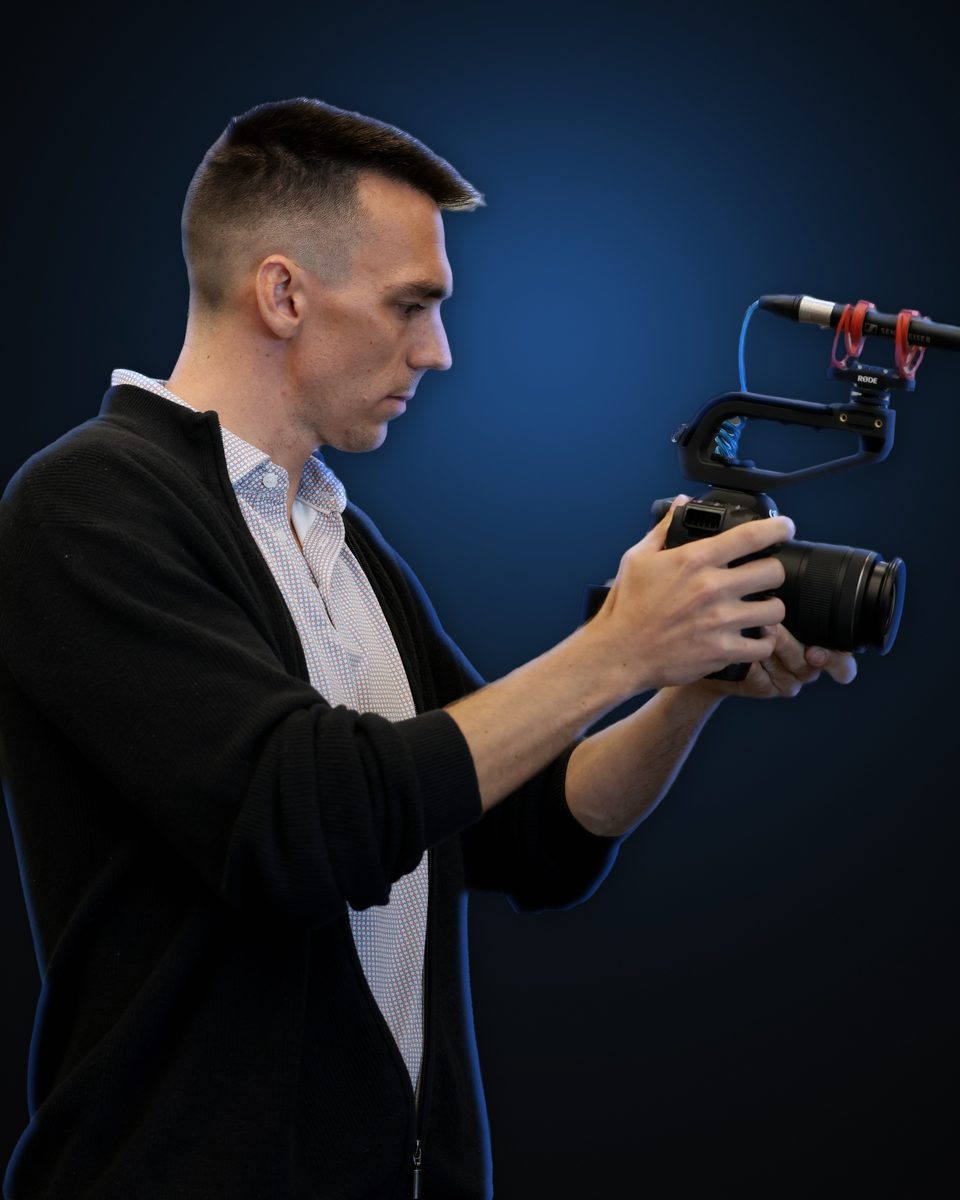 Andrew Rusk filming with a Canon camera and RØDE shotgun mic